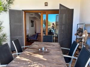 comedor con mesa de madera y sillas en Villa Filon en Rodalquilar