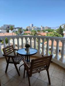 una mesa y sillas en un balcón con vistas en Ευ ζην Central / Ev zen central, en Nicosia