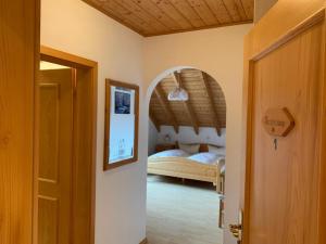 ein Schlafzimmer mit einem Bett und ein Zimmer mit einer Tür in der Unterkunft Landhaus Schneeberg in Mosbach