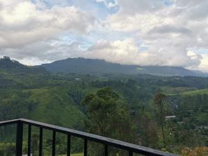 vistas a un valle con montañas a lo lejos en Waterfalls View Resort, en Talawakele