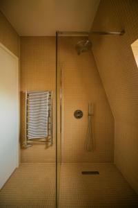 een douche met een glazen deur in de badkamer bij Stylish 1 bedroom in Covent Garden with terrace in Londen