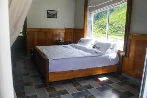 łóżko w pokoju z oknem w obiekcie Kunhar Hotel RiverSide Block w mieście Naran