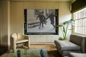 sala de estar con TV de pantalla plana en Stylish 1 bedroom in Covent Garden with terrace, en Londres