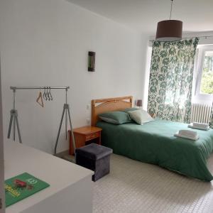 1 dormitorio con 2 camas y ventana en La Gisière, Chambres d'hôtes, en Challans
