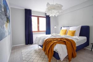 een slaapkamer met een blauw en wit bed en een raam bij Homefy Family Apartment mit Netflix in Essen