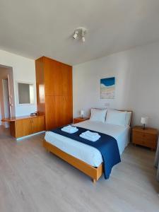 um quarto com uma cama grande e armários de madeira em Ευ ζην Central / Ev zen central em Nicósia