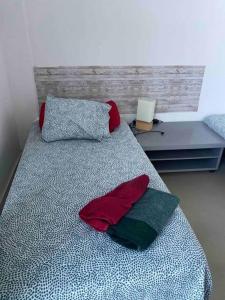- une chambre avec un lit et 2 oreillers dans l'établissement “El SEIS”, à Madrid