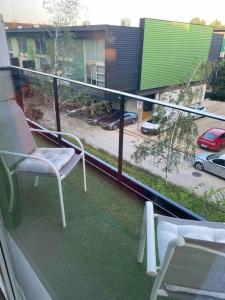 d'un balcon avec une chaise et une vue sur la rue. dans l'établissement “El SEIS”, à Madrid
