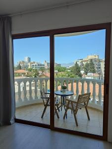 Habitación con vistas a un balcón con mesa y sillas. en Ευ ζην Central / Ev zen central en Nicosia
