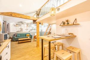 una cucina e un soggiorno con scala in una casa di Peaceful love nest of 40 m in Gentilly a Gentilly