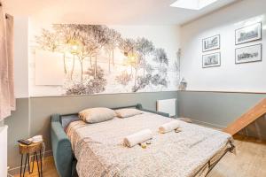 una camera con un letto con due cuscini sopra di Peaceful love nest of 40 m in Gentilly a Gentilly