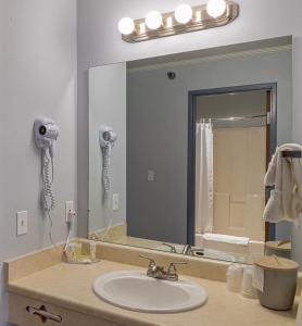 łazienka z umywalką i dużym lustrem w obiekcie Golden Nugget & Gold King Mountain Inn w mieście Cripple Creek