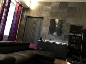 un soggiorno con divano e TV di Apartments Les 5 LYS - Quartier La Bastide a Carcassonne