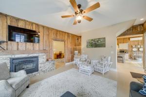 Χώρος καθιστικού στο Scenic Loon Lake Adventure Retreat with Dock! +23 φωτογραφίες