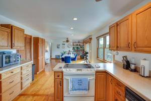 Kitchen o kitchenette sa Inviting Berne Getaway with Deck - Pets Welcome!