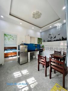 kuchnia ze stołem, krzesłami i lodówką w obiekcie Căn Lucky w mieście Vung Tau