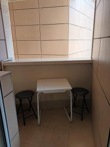 a bench and two stools in a locker room at Casa Güelito in Candás