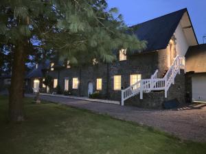 une maison avec un escalier blanc menant à elle dans l'établissement LE MONTESSER, 