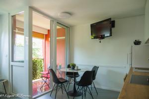 een eetkamer met een tafel, stoelen en een televisie bij Apartment Sleeps 4 with Free Parking in Rijeka