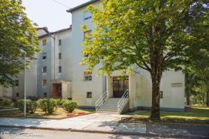 een gebouw met een boom ervoor bij Apartment Sleeps 4 with Free Parking in Rijeka