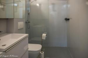 een witte badkamer met toilet en douche bij Apartment Sleeps 4 with Free Parking in Rijeka +15 foto's