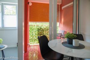 een eetkamer met een tafel en stoelen en een raam bij Apartment Sleeps 4 with Free Parking in Rijeka