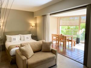 um quarto com uma cama, um sofá e uma mesa em Cannes Villa St Barth em Cannes