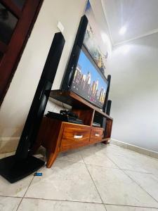 Una televisión o centro de entretenimiento en Inviting 1-Bed Apartment in Kampala
