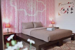เตียงในห้องที่ Botan Boutique Hotel