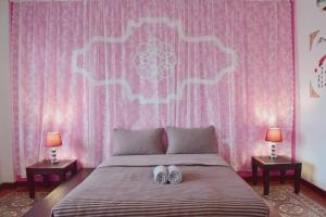 เตียงในห้องที่ Botan Boutique Hotel
