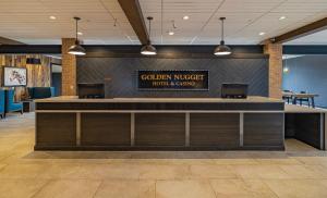 克里普爾溪的住宿－Golden Nugget & Gold King Mountain Inn，金黄色的旅馆应急室的大堂