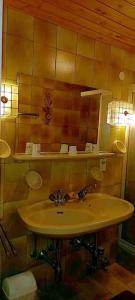 ein Bad mit einem Waschbecken und einem Spiegel in der Unterkunft Apartment Morris in Bad Gastein