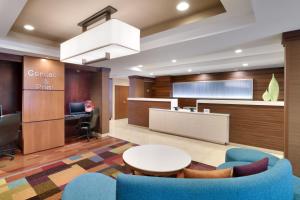 un bureau avec une salle de conférence dotée d'une table et de chaises dans l'établissement Fairfield Inn by Marriott Lexington Park Patuxent River Naval Air Station, à Lexington Park