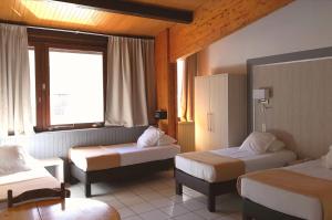 Postel nebo postele na pokoji v ubytování Hôtel Les Sources + 37 fotografií
