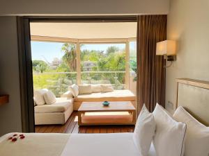 pokój hotelowy z łóżkiem i dużym oknem w obiekcie Cannes Villa St Barth w Cannes