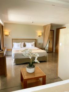 um quarto de hotel com uma cama grande e uma mesa em Cannes Villa St Barth em Cannes