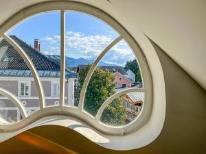 fenêtre anorthole avec vue sur la ville dans l'établissement Loft-Wohnung im Herzen von Prien - 100m2 - SmartTV, à Prien am Chiemsee