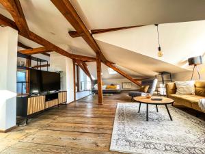 uma sala de estar com um sofá e uma mesa em Loft-Wohnung im Herzen von Prien - 100m2 - SmartTV em Prien am Chiemsee