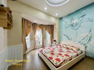 1 dormitorio con 1 cama con un mural de dragón en la pared en Căn Happy en Vung Tau