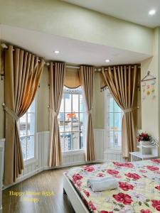 um quarto com uma cama e uma grande janela em Căn Happy em Vung Tau