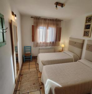 a hotel room with two beds and a window at Casa el Escalerón, #ExperienciasRurales in Uña +65 photos