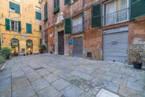une rue vide dans une ruelle avec des bâtiments dans l'établissement Grillo Cattaneo Central Studio, à Gênes