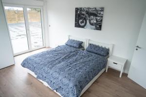 una camera con un letto e una moto sul muro di Appartments in den Breitwiesen a Wiesloch