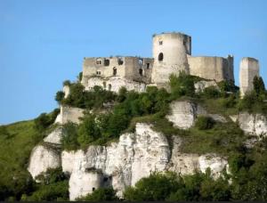 un castillo en la cima de una montaña en Chaleureux Mobil Home, en Ivry-la-Bataille