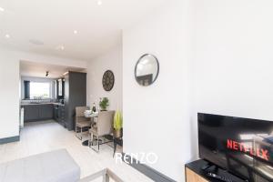 a living room with a tv and a dining room at Gorgeous 2 Bed Apartment in Derby by Renzo, Free Wi-Fi, Ideal for contractors in Derby