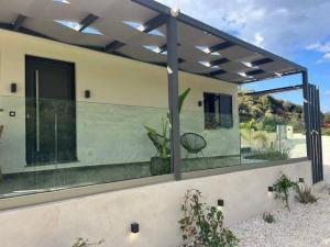 Casa moderna con un gran patio acristalado. en Ek Ornelakis, Luxury Country House with Jacuzzi, en La Canea