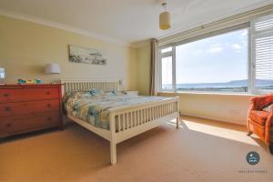 En eller flere senge i et værelse på Pebble House - Sea views parking family friendly