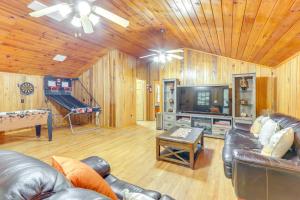 sala de estar con muebles de cuero y TV de pantalla plana en Wooded Blue Ridge Cabin 2 Decks, Fire Pit!, en Blue Ridge