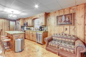 Una sala de estar con un sofá y una cocina. en Wooded Blue Ridge Cabin 2 Decks, Fire Pit!, en Blue Ridge