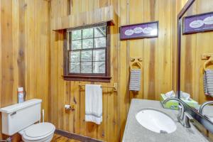 Un baño de madera con inodoro y lavabo. en Wooded Blue Ridge Cabin 2 Decks, Fire Pit!, en Blue Ridge 22 fotos más